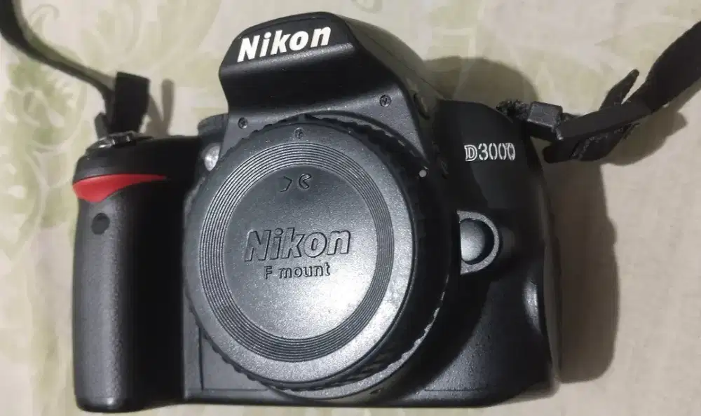 Nikon d3000 body only gress mint