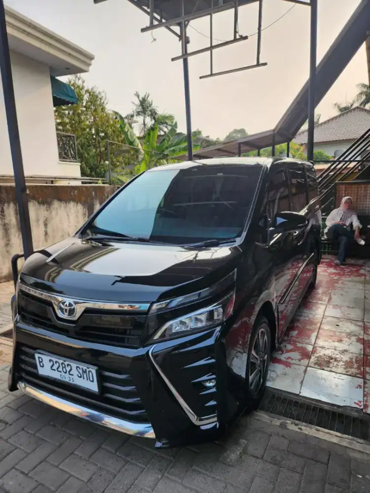 Toyota Voxy 2.0 Matic 2019 Hitam