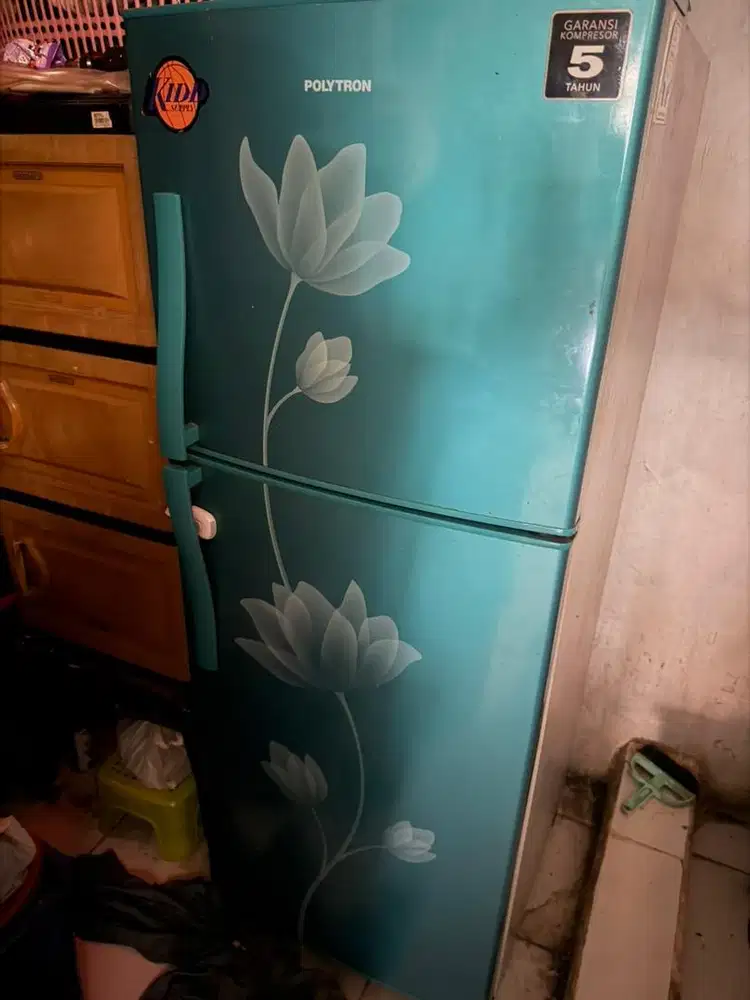 Kulkas polytron biru