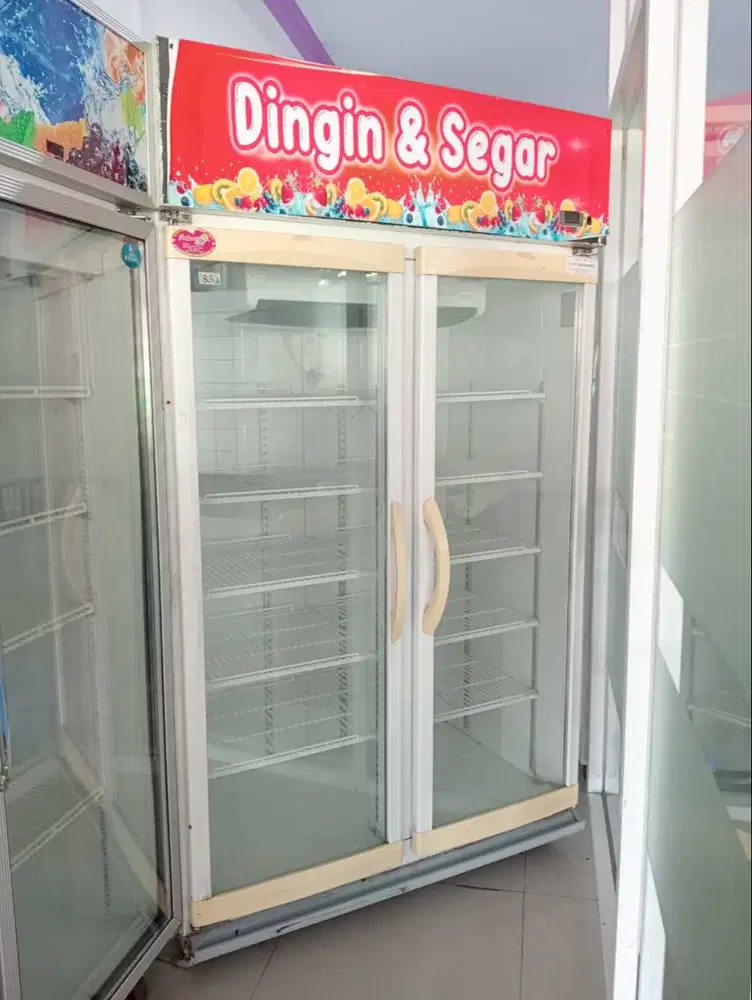 Showcase bekas 2 pintu