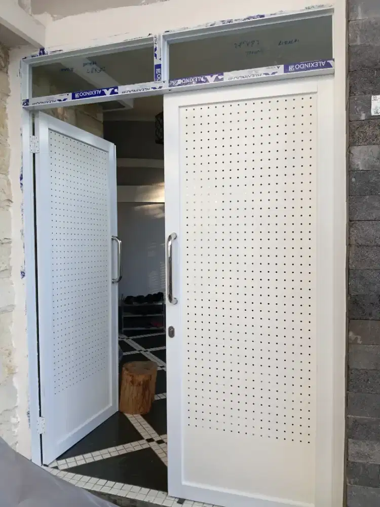 Menerima pemasangan aluminium