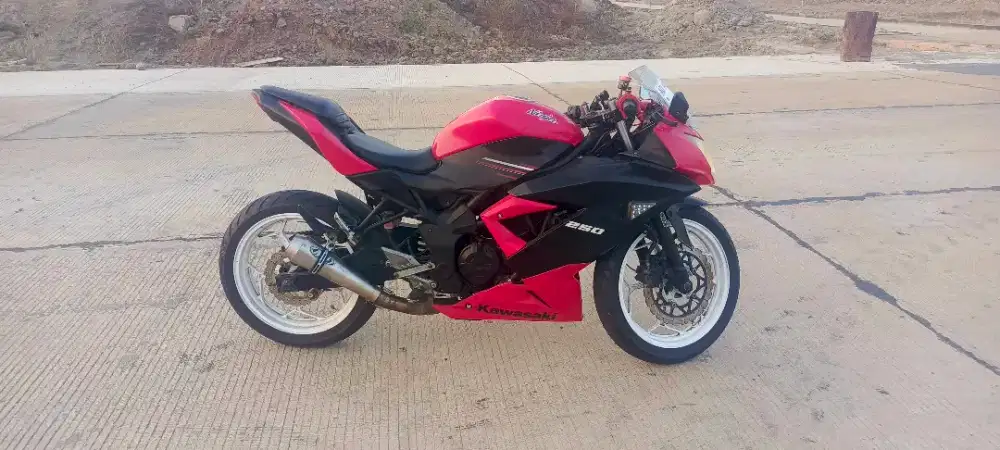 Kawasaki ninja 250cc 2014 mulus normal lengkap