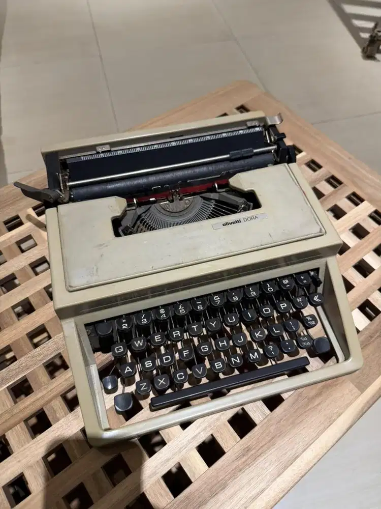 Mesin ketik vintage olivetti dora
