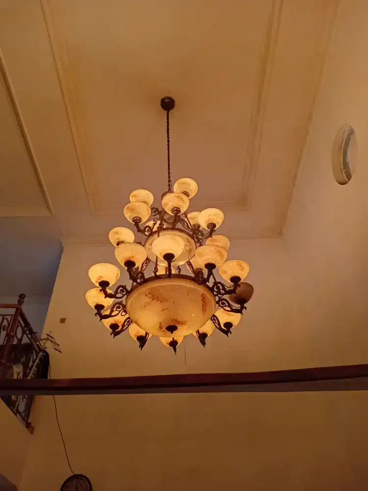 Lampu gantung besar antik