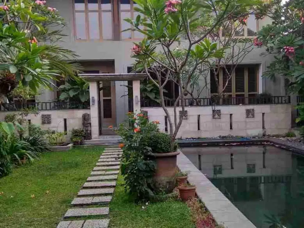 Rumah Siap Huni Lokasi Strategis di Kemang Selatan