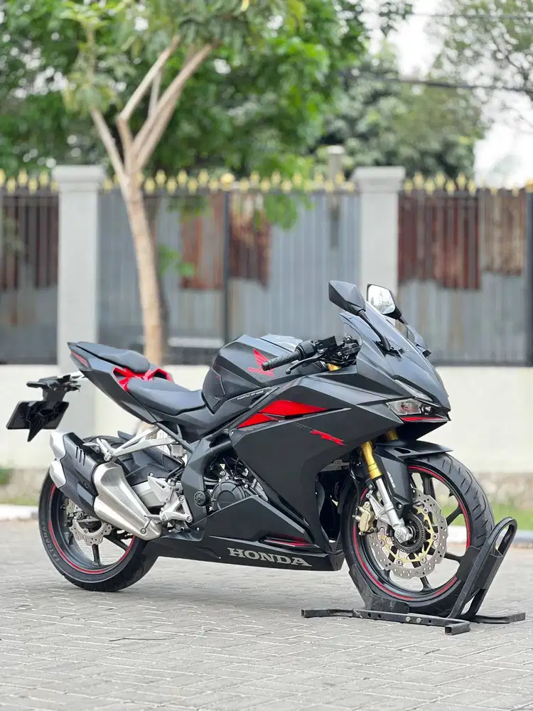 HONDA CBR250RR OLD NON ABS HITAM 2017 KM LOW PAJAK PANJANG KAYAK BARU