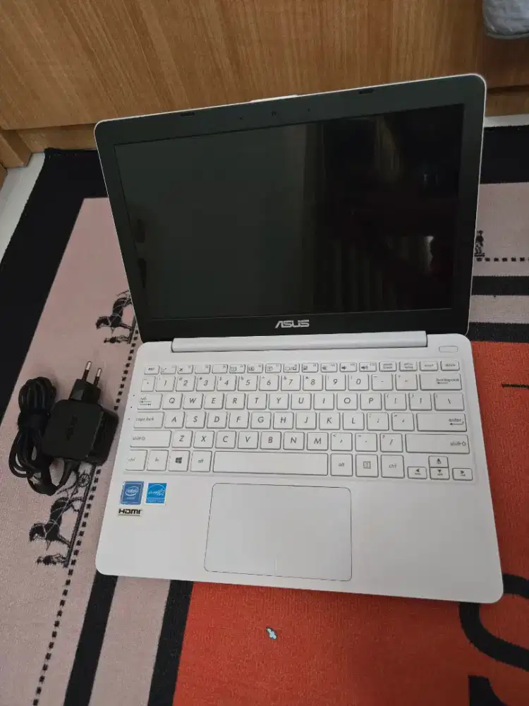 ASUS E203M 11.6 + Charger | Kondisi Normal, Minus Baterai & Layar