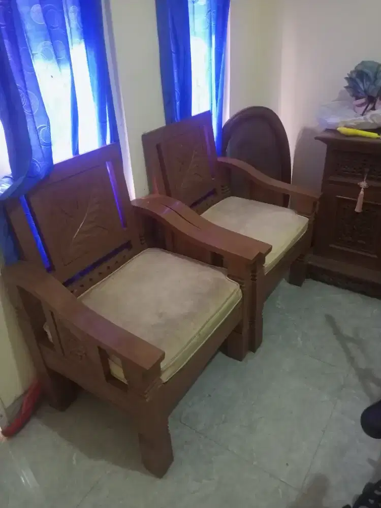 Kursi dan Meja Kayu