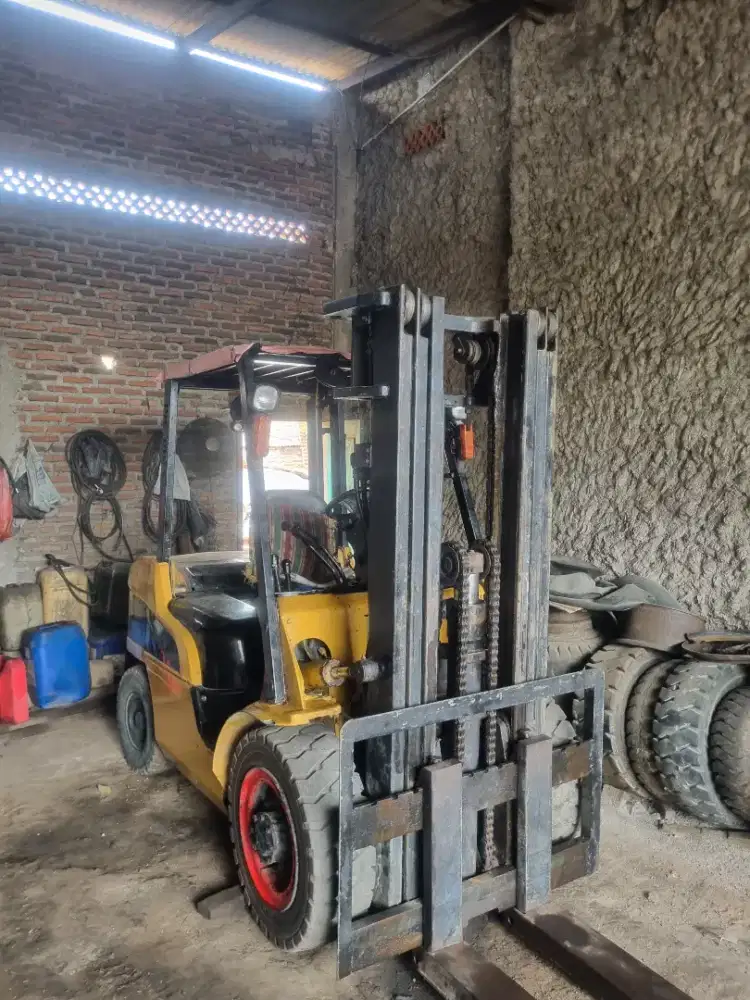 Forklift CAT 3 Ton threelift 2013