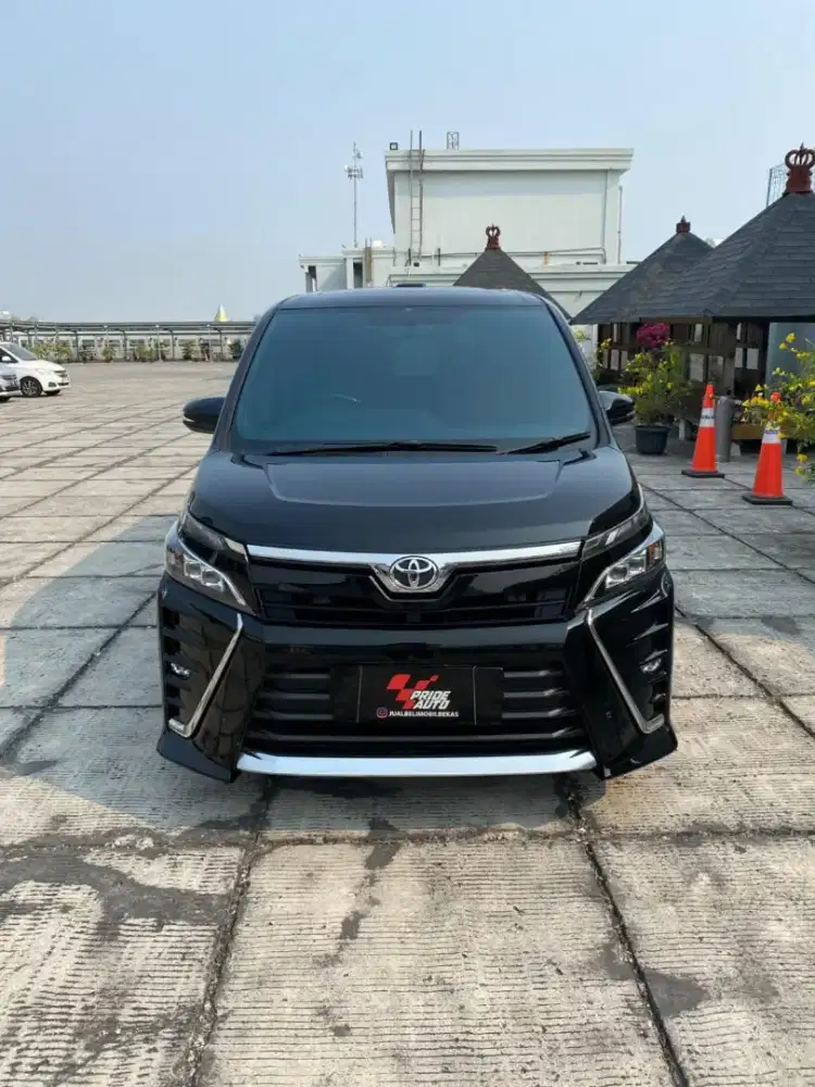 TDP 40 JUTA TOYOTA VOXY 2.0 AT 2019  HITAM