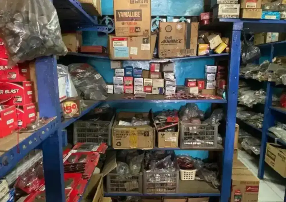 Dijual Toko Sparepart termsk isinya msh operasional  pinggir jl utama