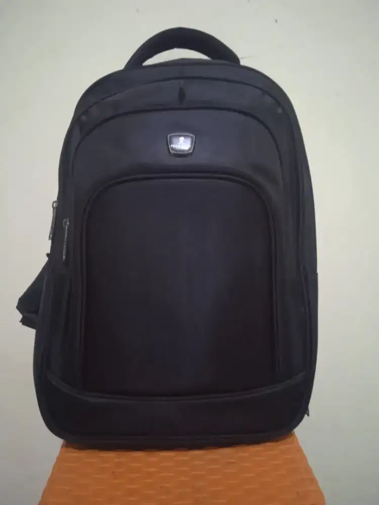 TAS RANSEL POLO like new.baru 1X pakai.ada port buat charge HP