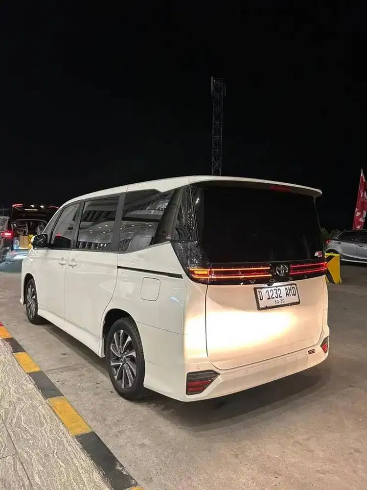 Toyota Voxy 2.0 at matic 2025 like new low km Km Odo 7000