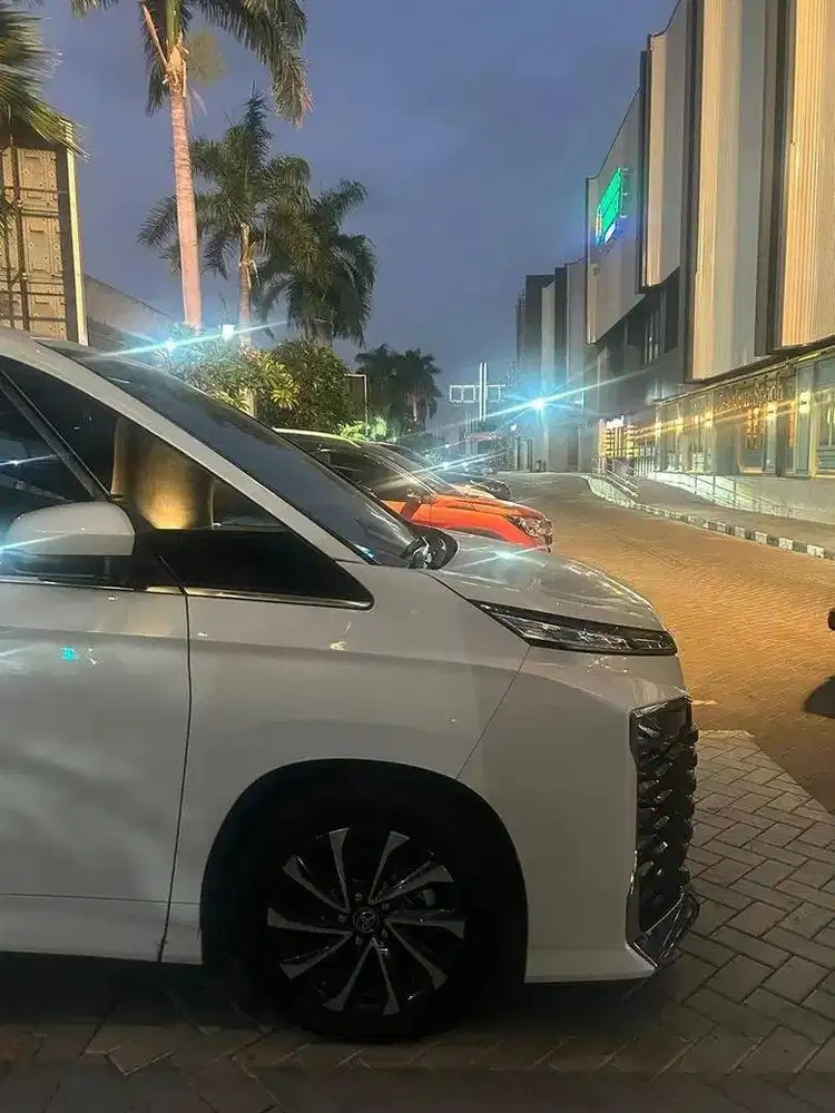 Toyota Voxy 2.0 at matic 2025 like new low km Km Odo 7000