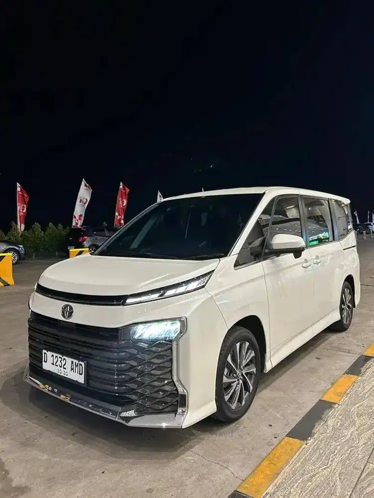Toyota Voxy 2.0 at matic 2025 like new low km Km Odo 7000