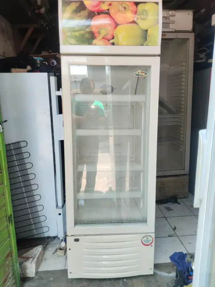 Showcase merk Atiz kondisi normal dingin siap pakai