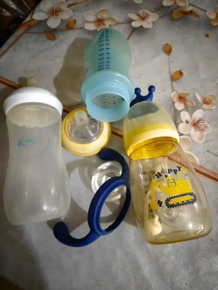 Beberapa botol susu masih bagus