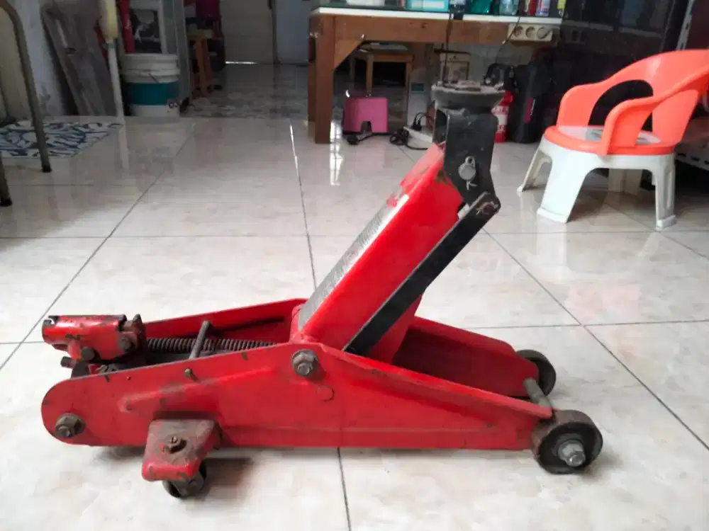 TUV Dongkrak mobil