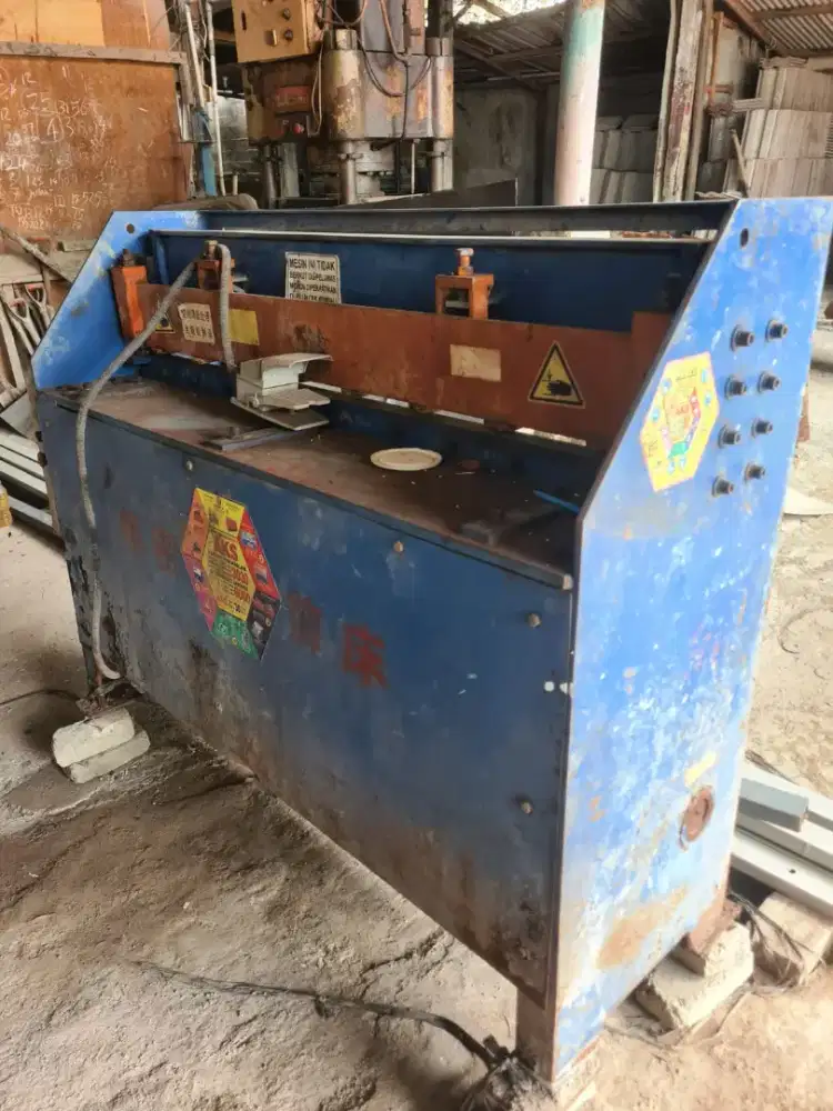 Mesin potong plat elektrik