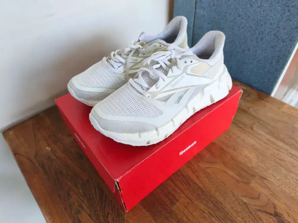 Preloved Sepatu Running Shoes Reebok Floatzig 1 White