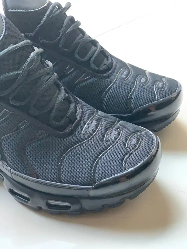 Sepatu Sneakers Hitam Nike TN Plus Full Black