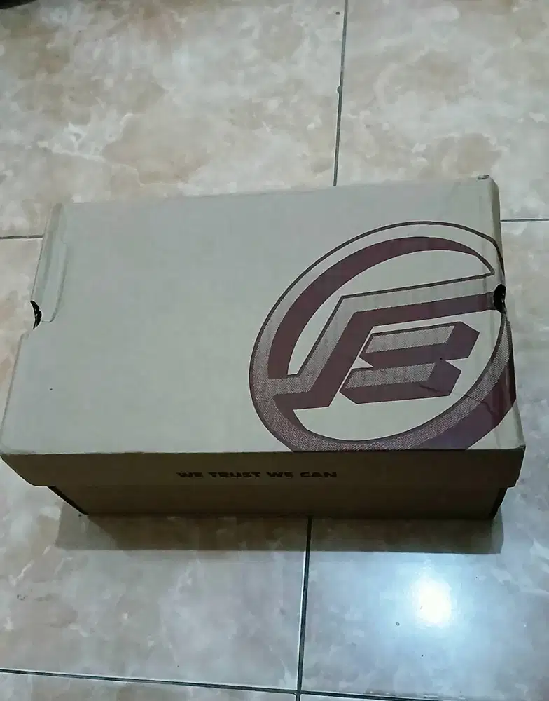Sepatu lari orvyn size 39 warna putih