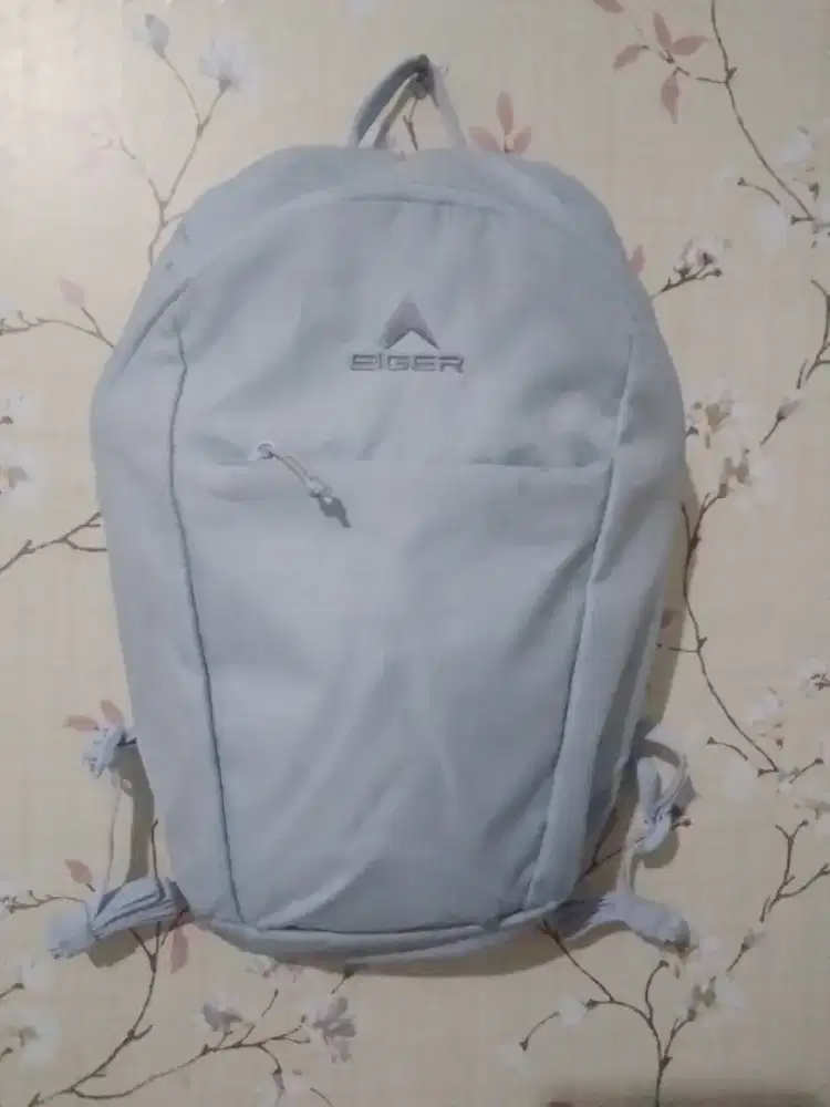 Tas bermerek 90% bagus,pemakaian 2x,keren,kuat