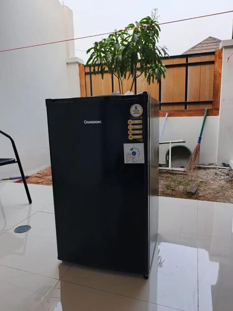 Changhong kulkas mini anak kos lemari es 1 pintu 100L like new