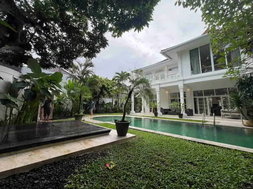 Villa Luxury 4 KT di Batubelig Badung, Dekat Pantai