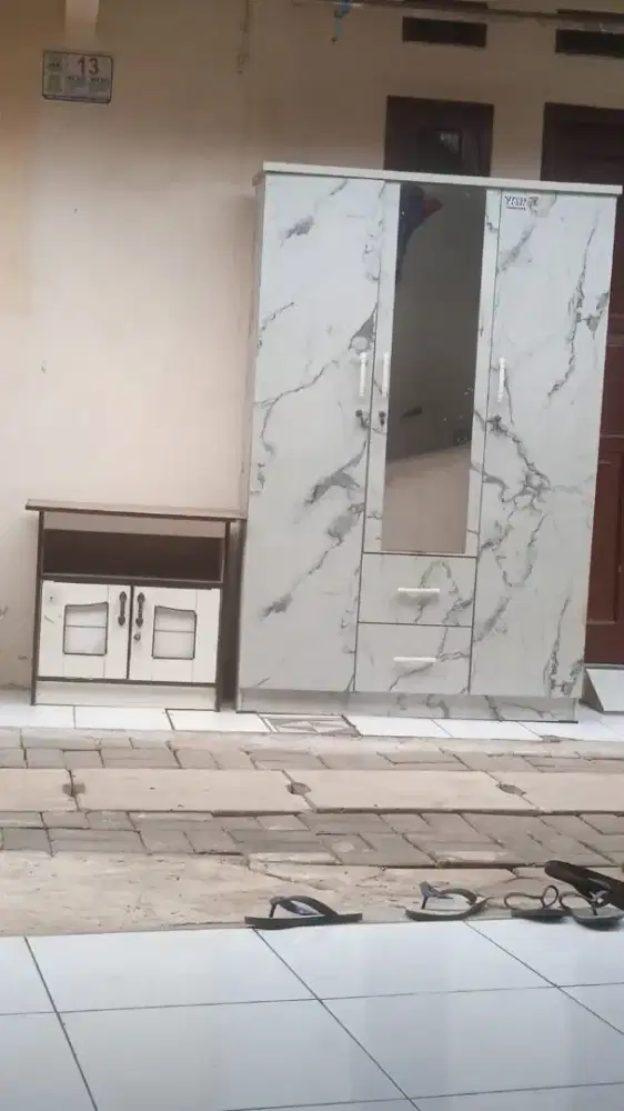 Lelang lemari 3 pintu masih bagus belum kropos
