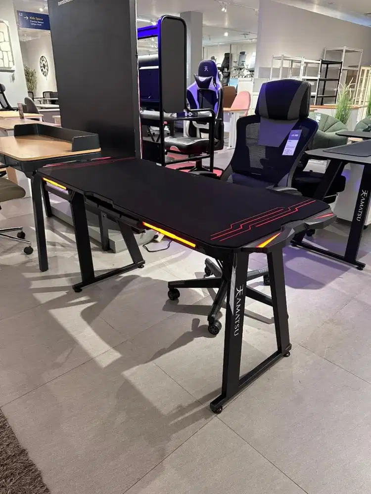 Meja gaming minimalis