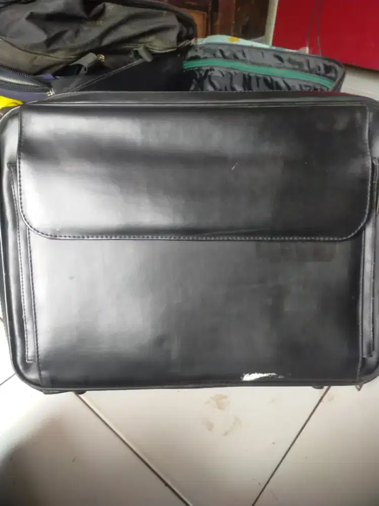 Tas kerja berbahan kulit asli