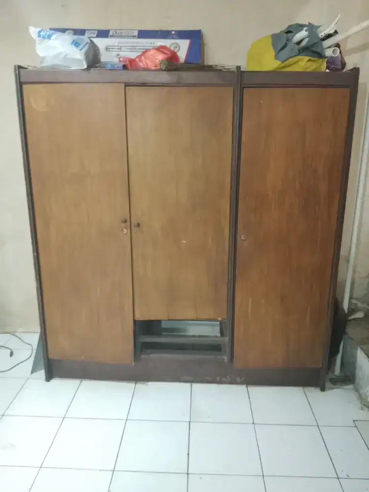 Lemari tiga pintu rangka jati