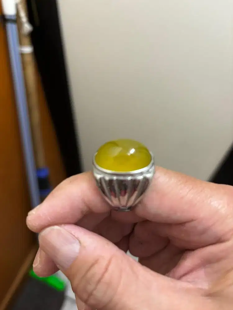 Batu anggur kuning bias hijau