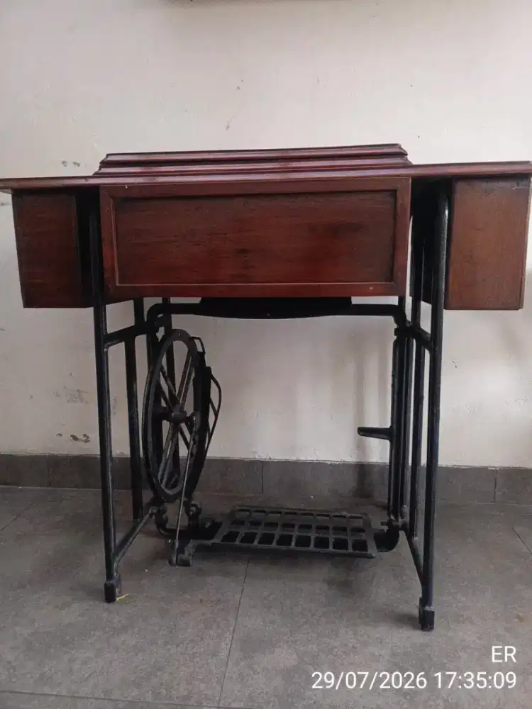 Mesin jahit Minerva
Kayu kabinet