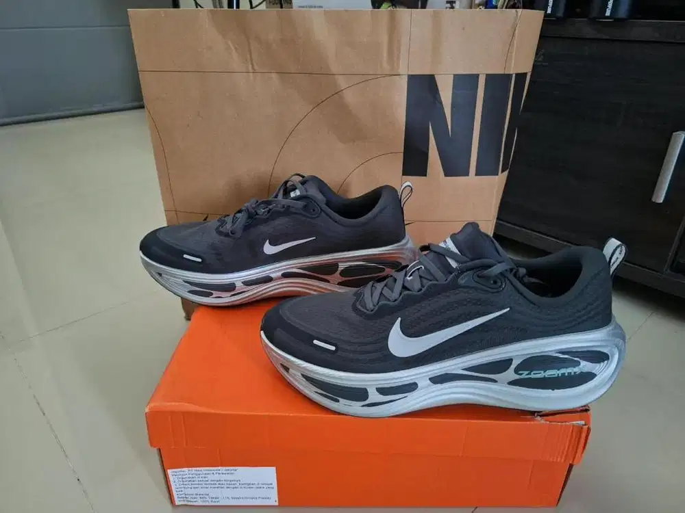 Sepatu running Nike Vomero Plus