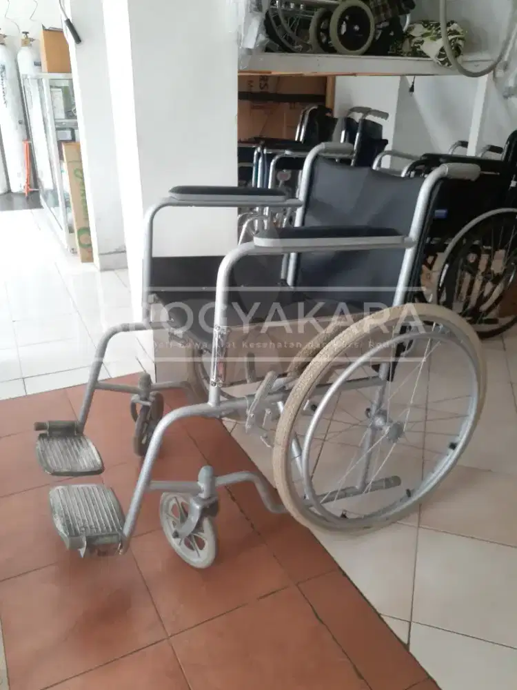 Kursi roda standart bekas