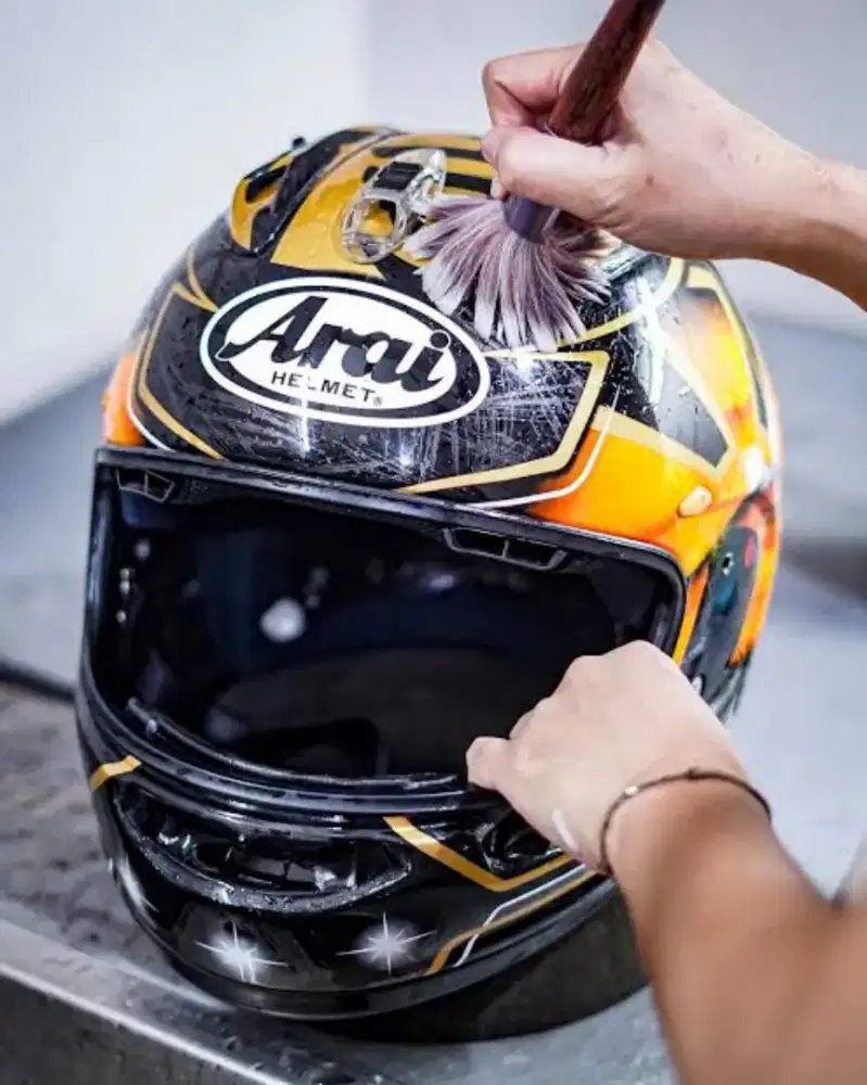 Karyawan Cuci Helm