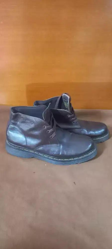Sepatu kulit booth