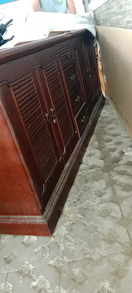 Lemari pakaian kuat dan kokoh