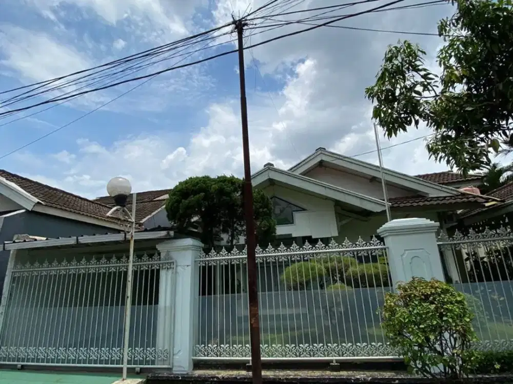 RUMAH ASRI TERAWAT TANAH LUAS HARGA NJOP DI MARGAHAYU RAYA KOTA BANDUNG