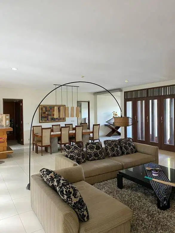 Dijual Rumah Modern Full Furnished 3 Lantai di Batununggal Indah