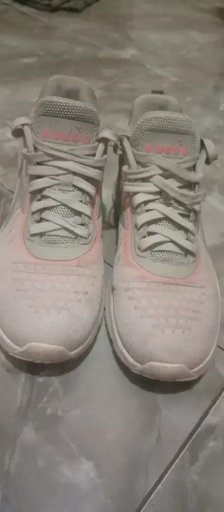 Sepatu diadora bekas siap pakai apaadanya.