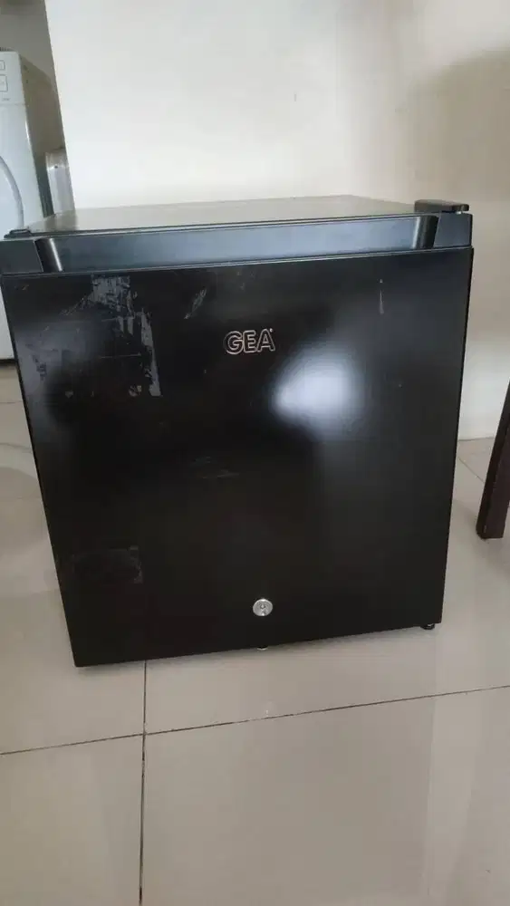 Kulkas Minibar GEA RS-06DR