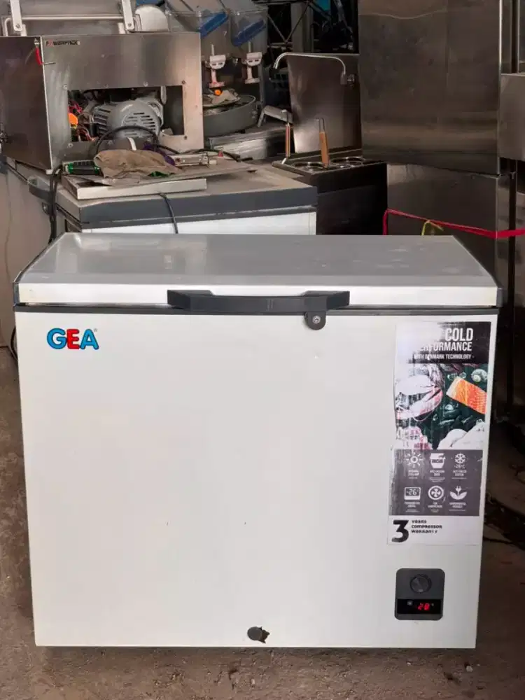 FREEZER BOX 
Merk GEA
Kapasitas 220 literan
Mesin ori