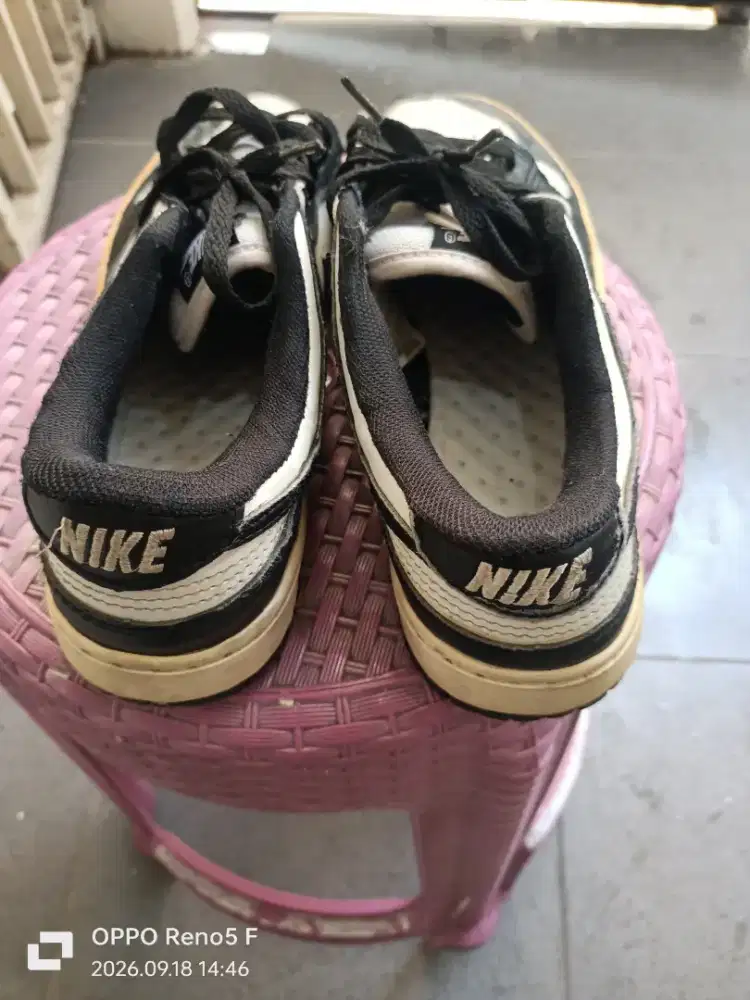 Sepatu import bekas