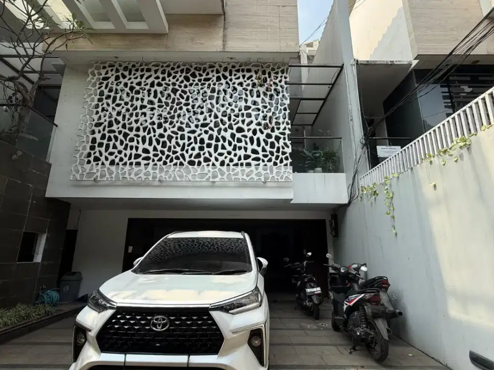 Rumah 3 Lantai Fully Furnished di Radio Dalam Selangkah ke Pondok Indah