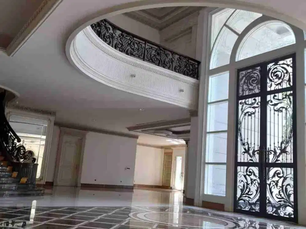 Dijual Rumah Mewah Semi Furnish di Pakuwon Indah Surabaya