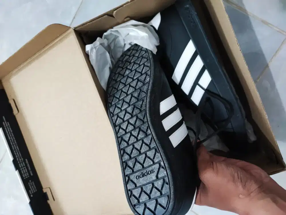Adidas UK 43 Like New