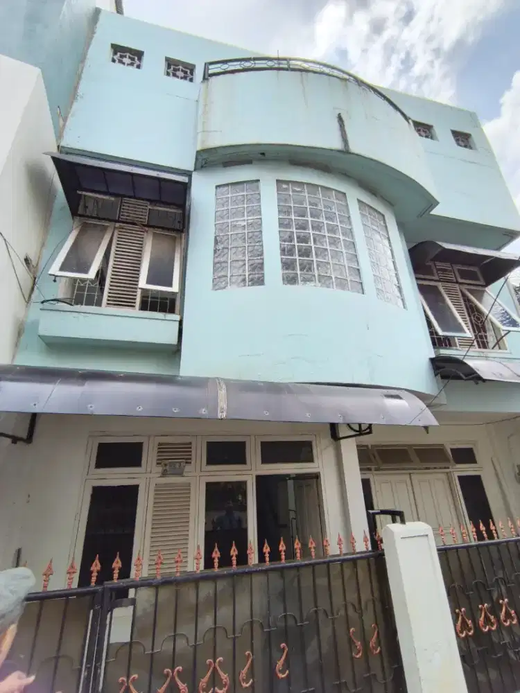 di sewakan rumah 3 lantai